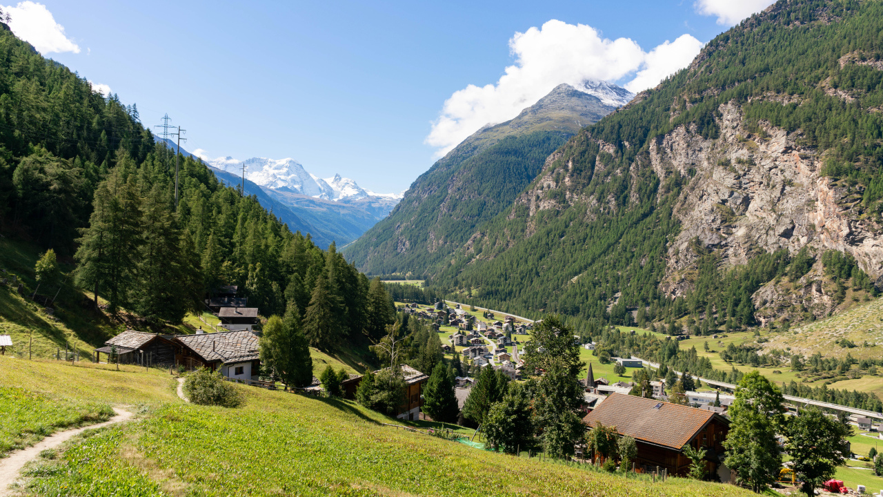 Дома в живописных зеленых гор, Швейцария 