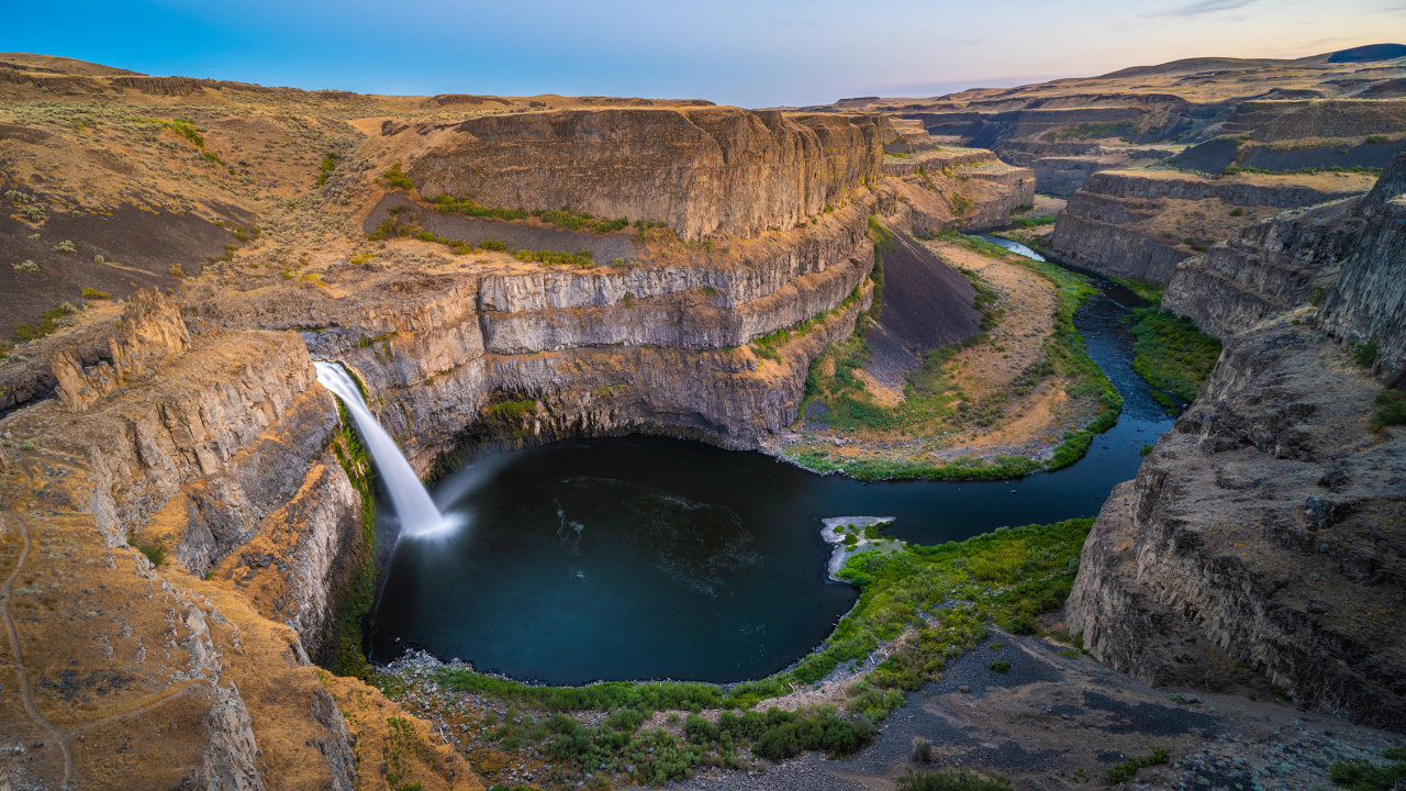 Водопад стекает со стены каньона, США