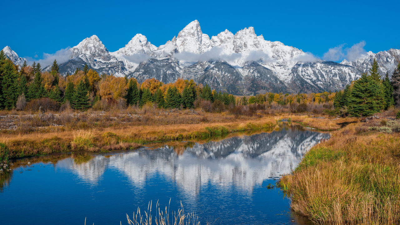 Горы и река в национальном парке Гранд-Титон, США 