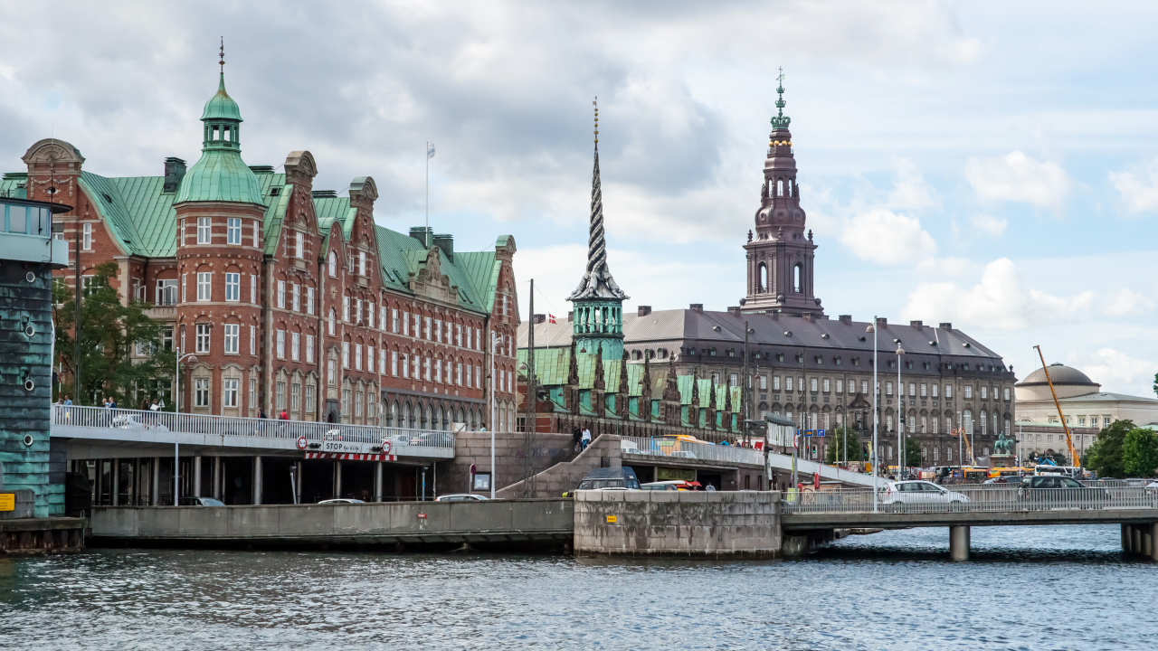 Красивые старинные здания у водного канала, Копенгаген. Дания
