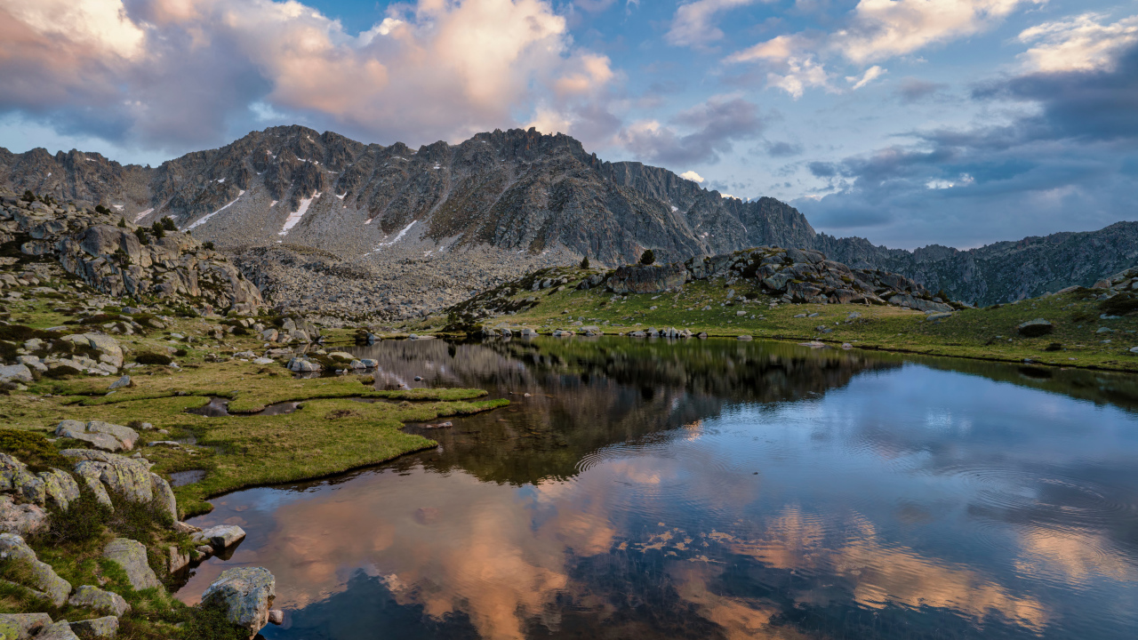 Высокие горы у озера, Андорра 
