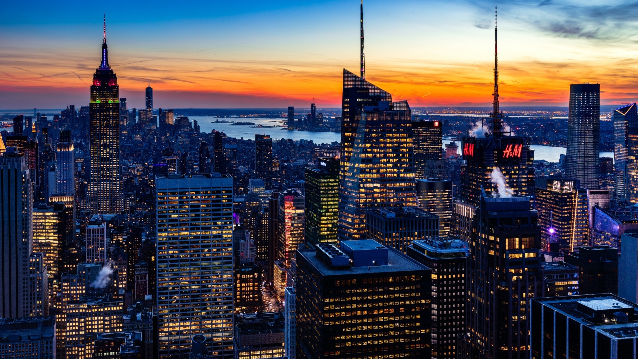 Высокие ночные небоскребы под красивым небом на закате 