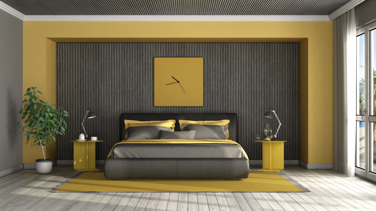 Большая черная кровать стоит у стены с часами 