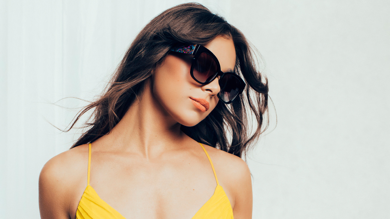 Актриса Хейли Стейнфилд на белом фоне в очках