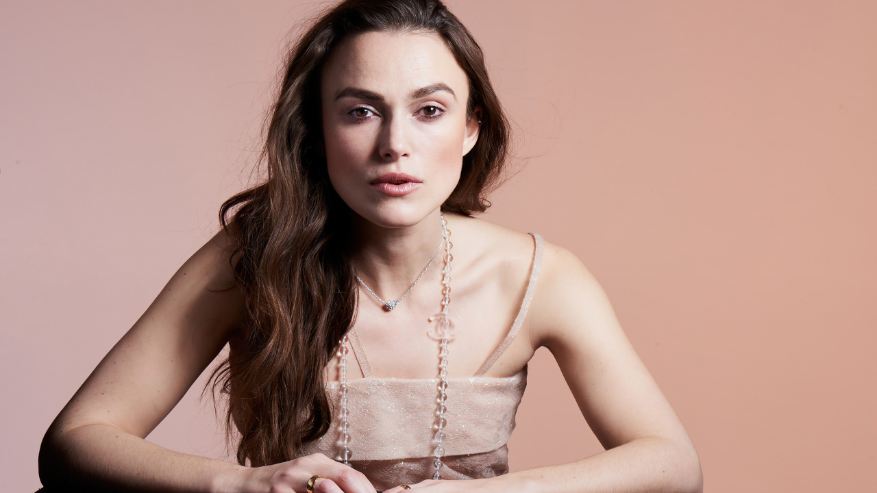 Актриса Кира Найтли на розовом фоне