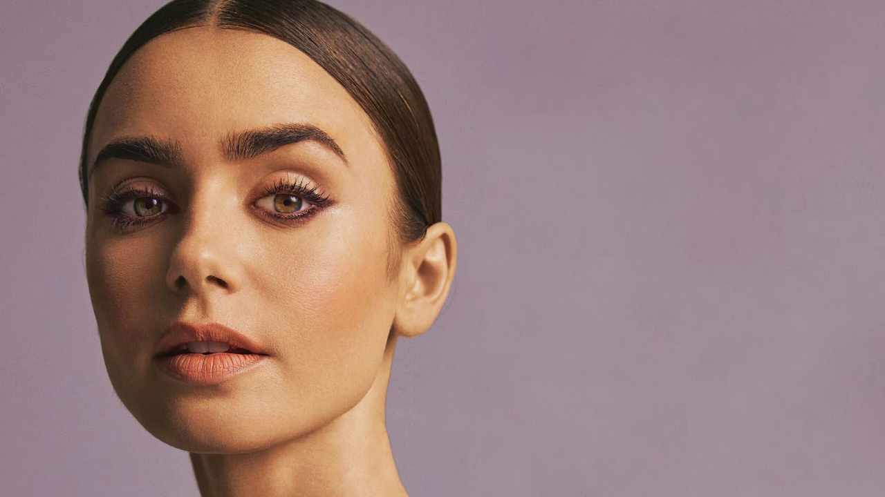 Актриса Лили Коллинз на розовом фоне крупным планом