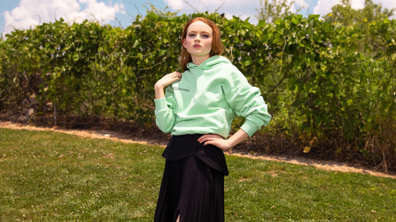 Актриса Сэди Синк в черной юбке