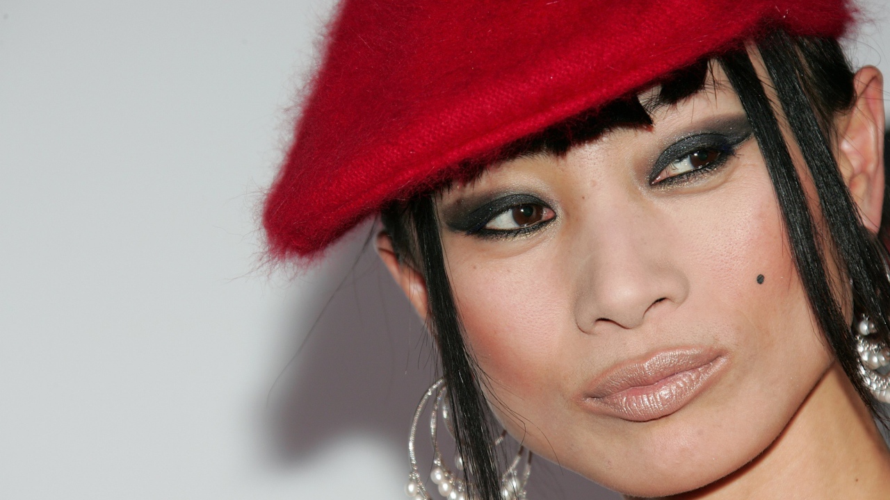 Американская актриса Бай Лин в красной кепке