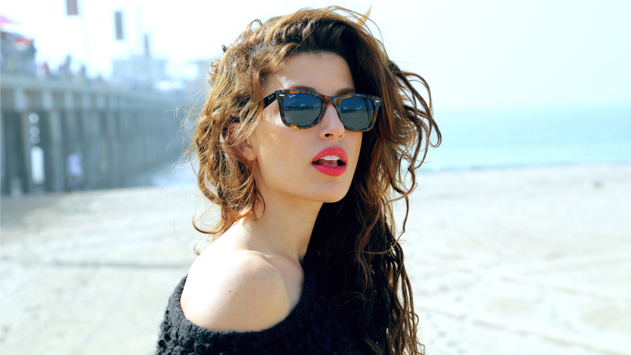 Американская актриса Таня Реймонд в солнечных очках