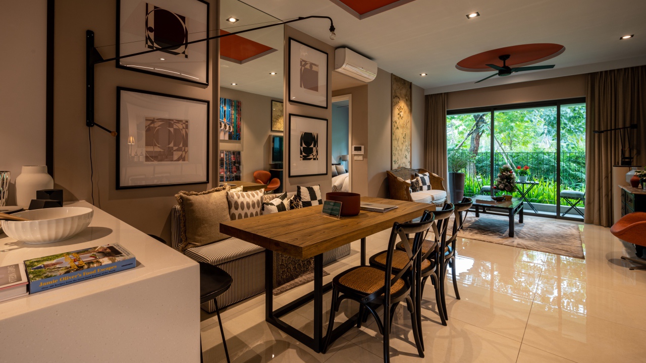 Дубовый стол стоит в просторной гостиной 