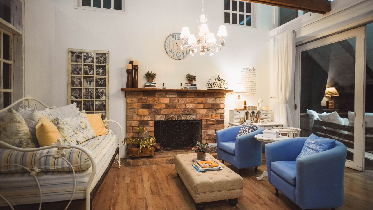 Красивая мебель в комнате с камином и балконом 