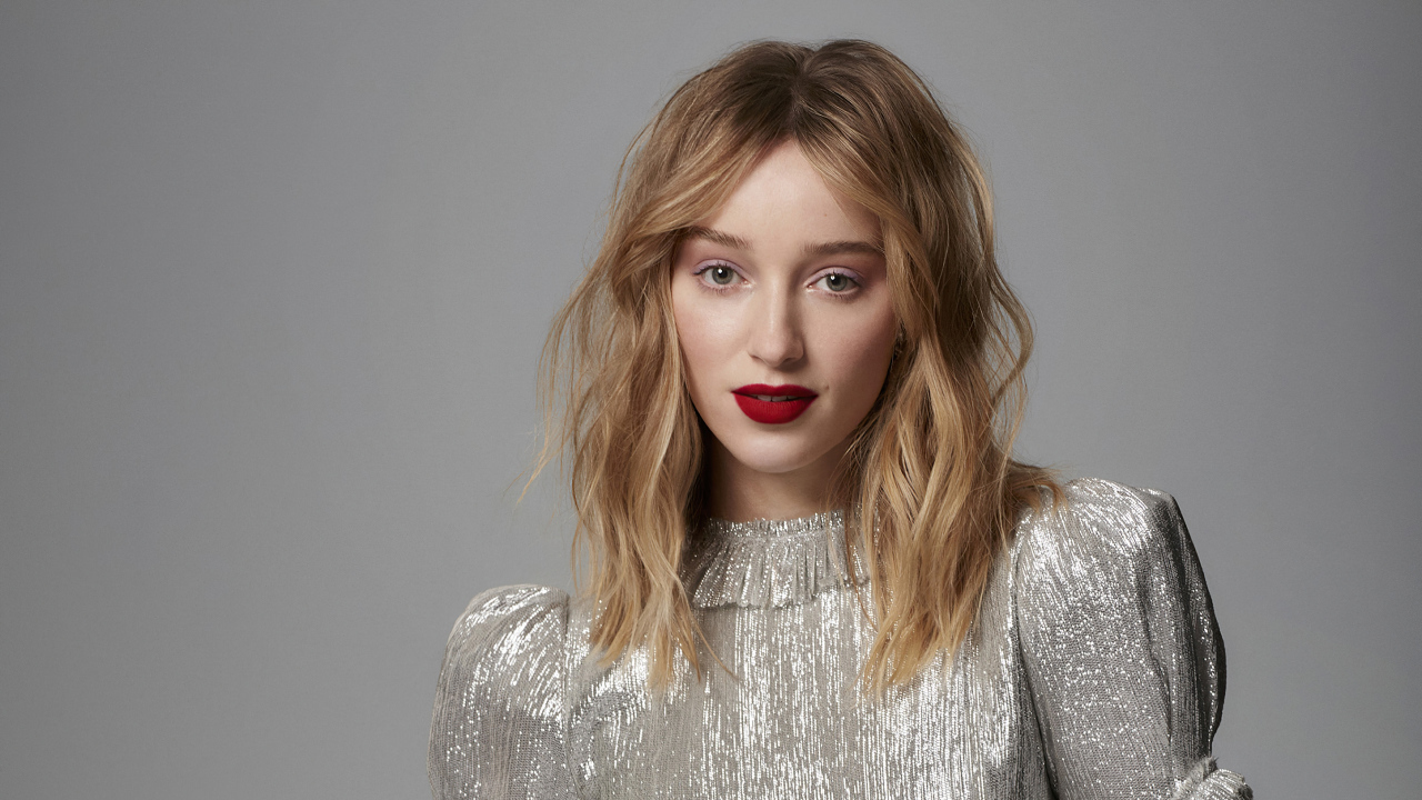 Красивая девушка актриса Фиби Дайневор на сером фоне в блестящем платье