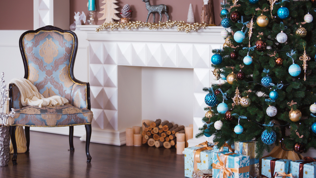 Красивая комната с новогодней елью с камином 