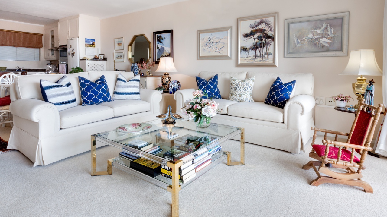 Красивая белая мебель в комнате с картинами