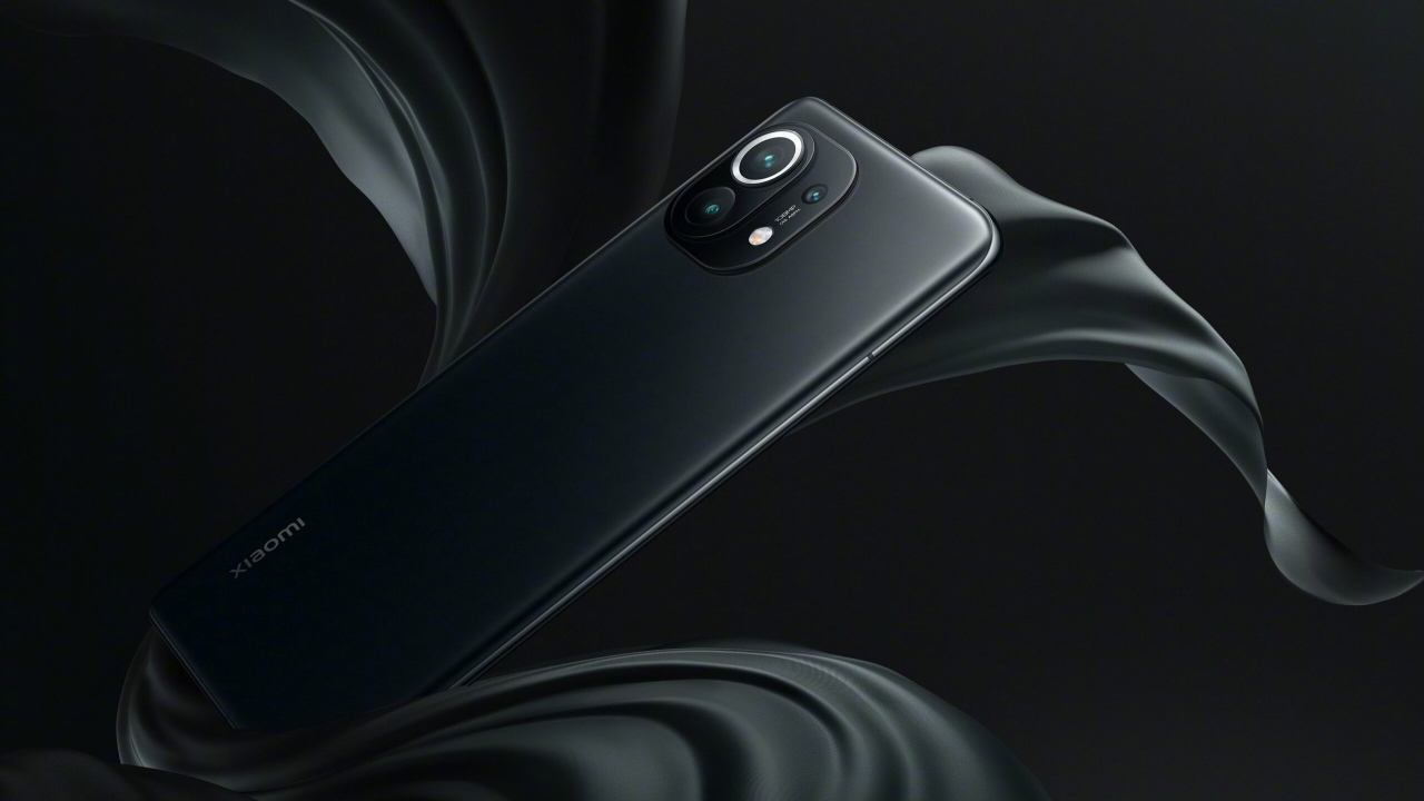 Черный смартфон Xiaomi Mi 11, 2021 года