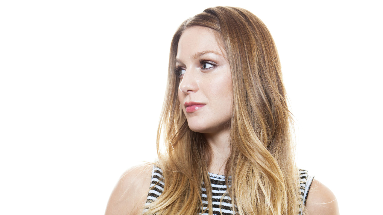 Голубоглазая актриса Мелисса Бенойст на белом фоне