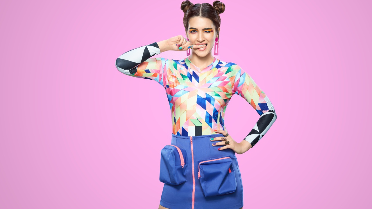 Яркая индийская актриса и модель Крити Санон на розовом фоне