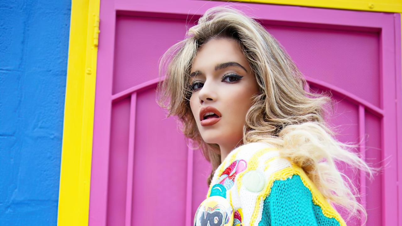 Яркая девушка актриса Алексис Джейд Барнетт