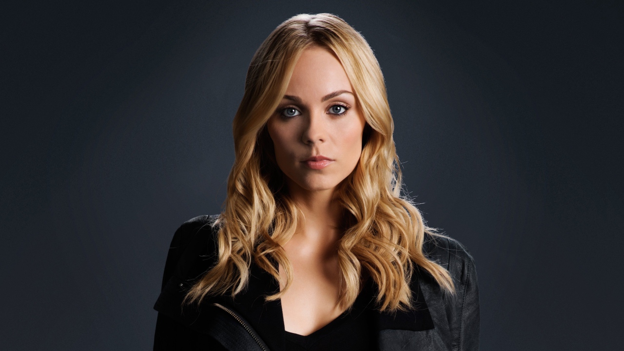 Канадская актриса Лора Вандервурт в черной куртке