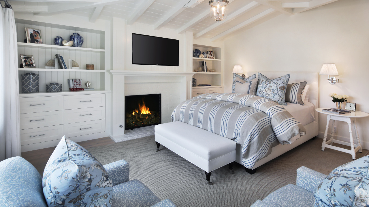 Уютная спальня с мебелью и камином