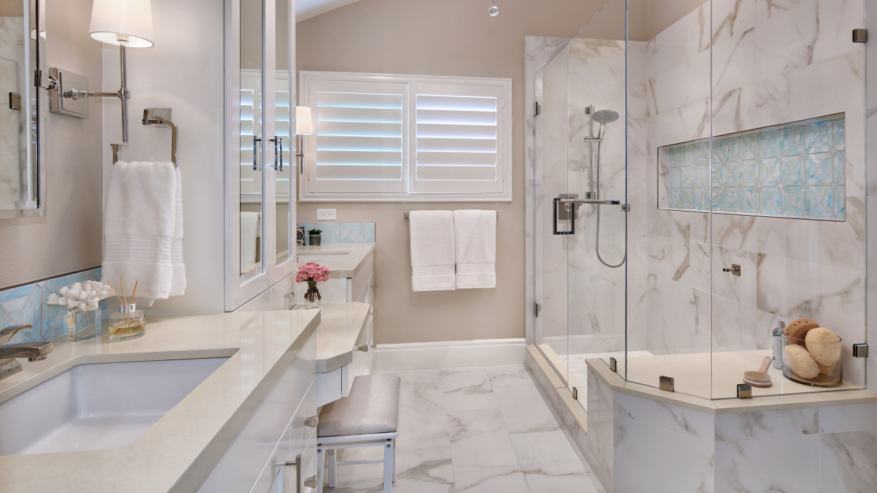 Большая ванная комната с душевой кабиной 