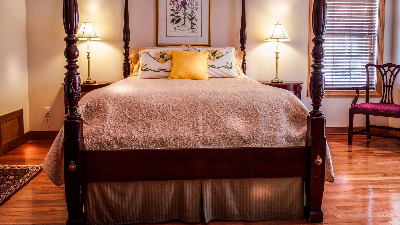 Большая высокая кровать в спальне 