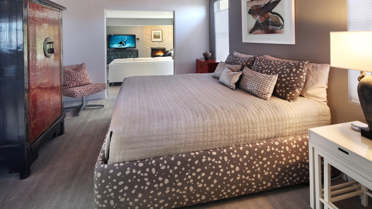 Большая мягкая кровать в спальне