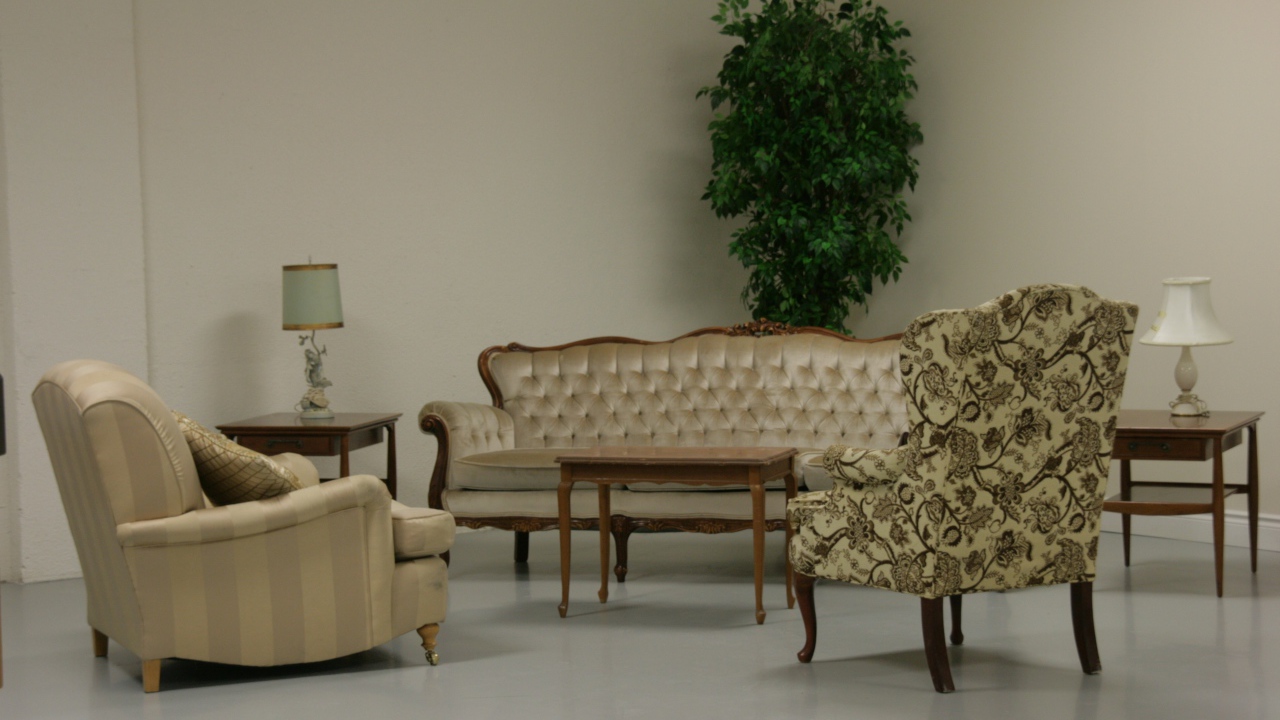 Кожаный диван и два кресла в гостиной 