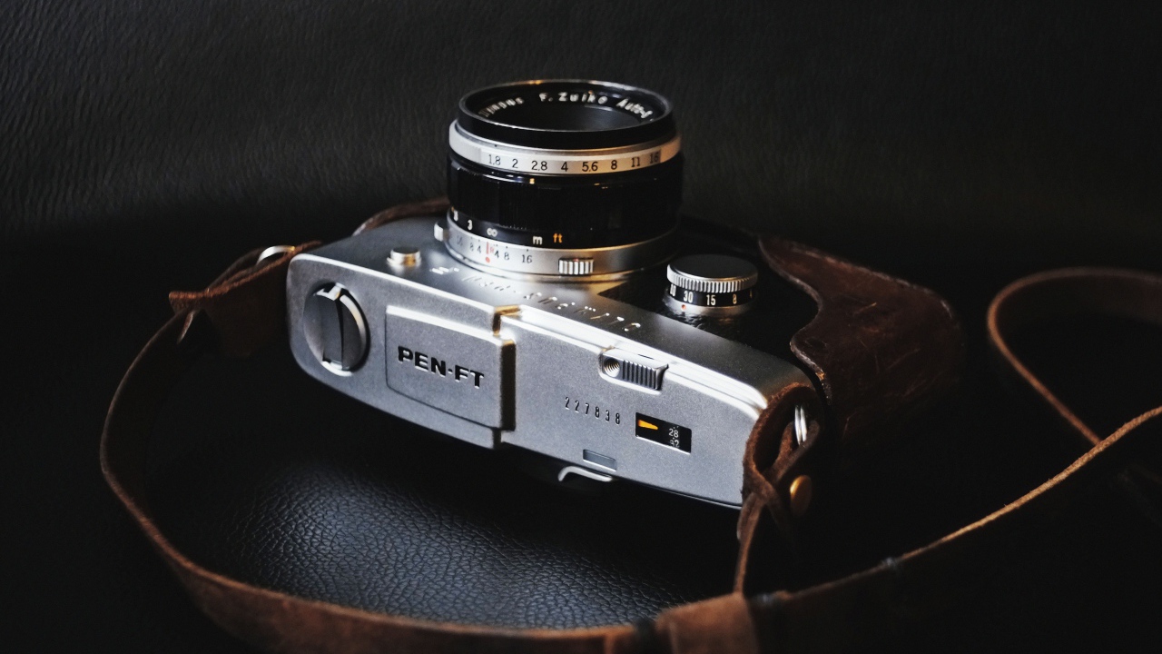 Старый фотоаппарат на черном фоне