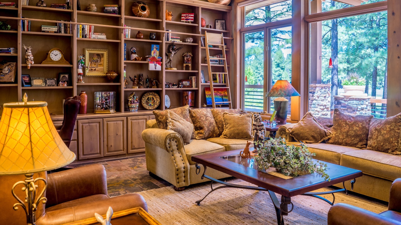 Старый дом с антиквариатом на шкафу