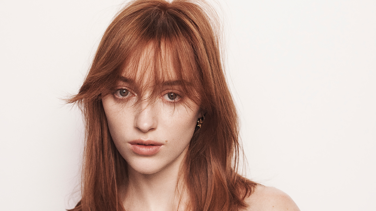 Рыжеволосая актриса Фиби Дайневор на белом фоне