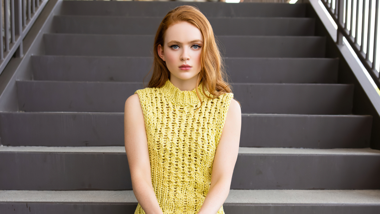 Рыжеволосая девушка актриса Сэди Синк на ступенях