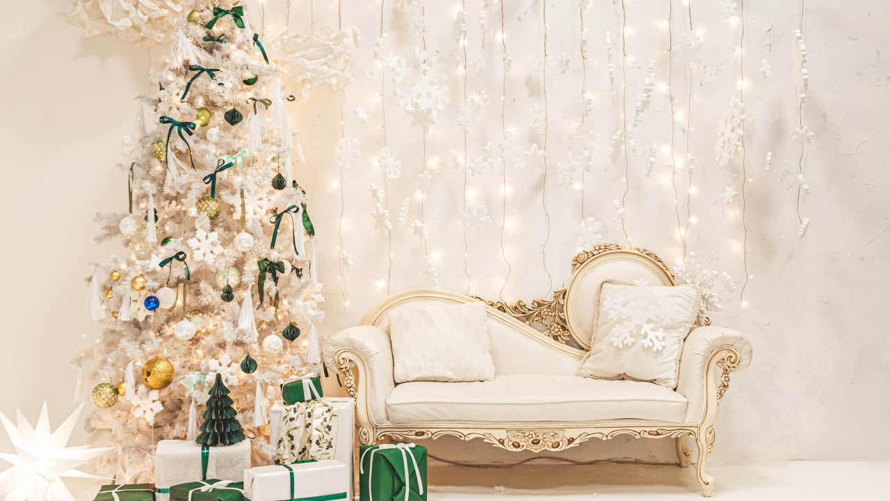 Диван и наряженная ель на Рождество 