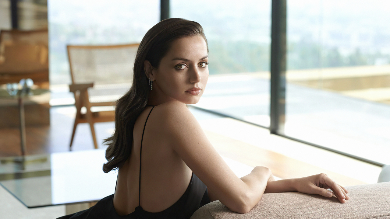 Испанская актриса Ана де Армас в черном платье у дивана