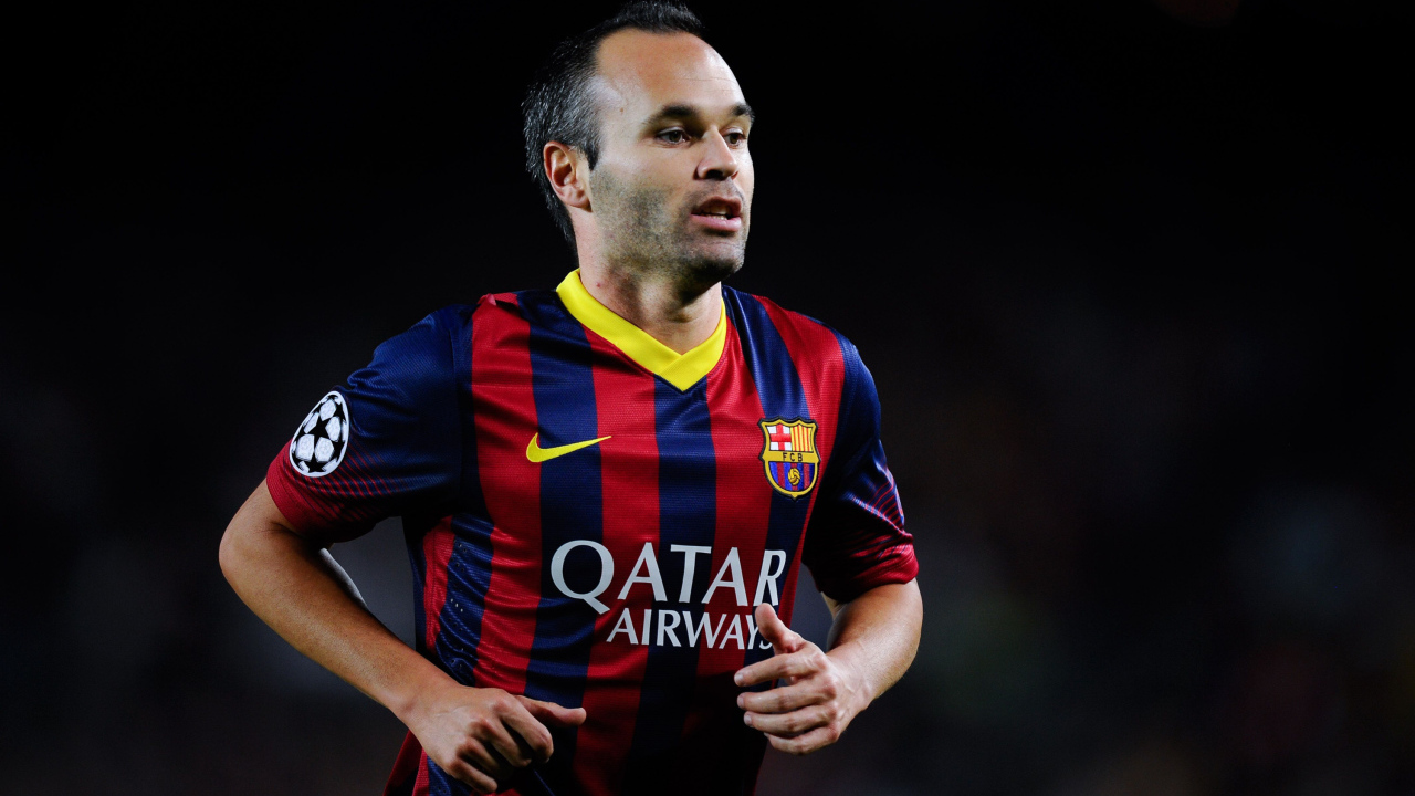 Испанский футболист Андрес Иньеста на поле