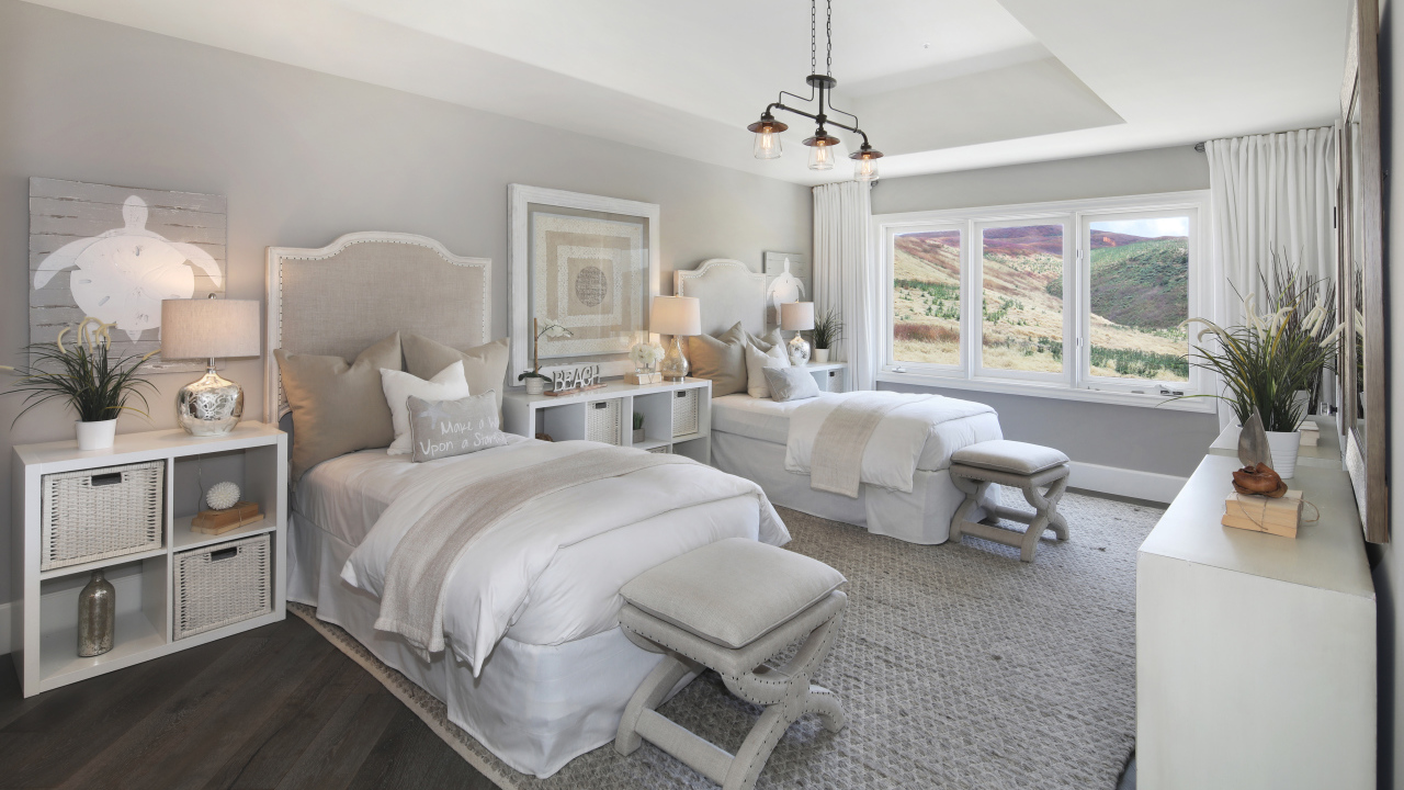 Две кровати в спальне с большим окном