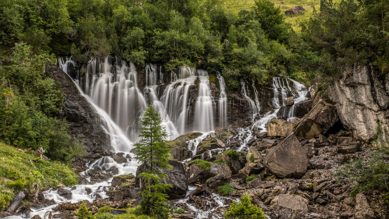 Водопад стекает по камням, Швейцария 