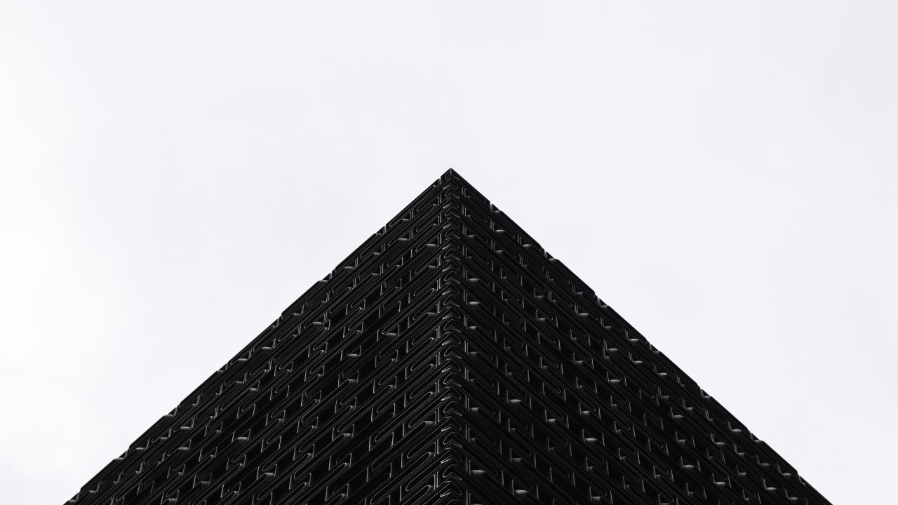 Черная 3д пирамида на белом фоне