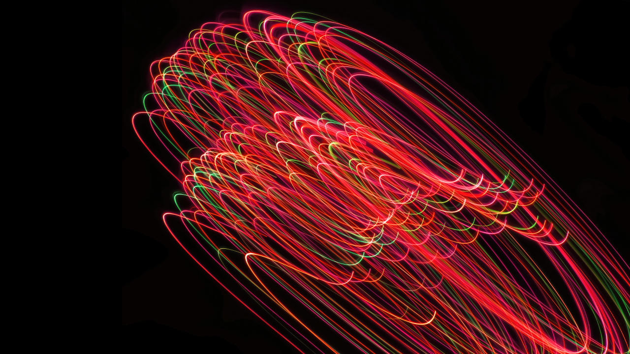 Яркие световые волны в движении на черном фоне