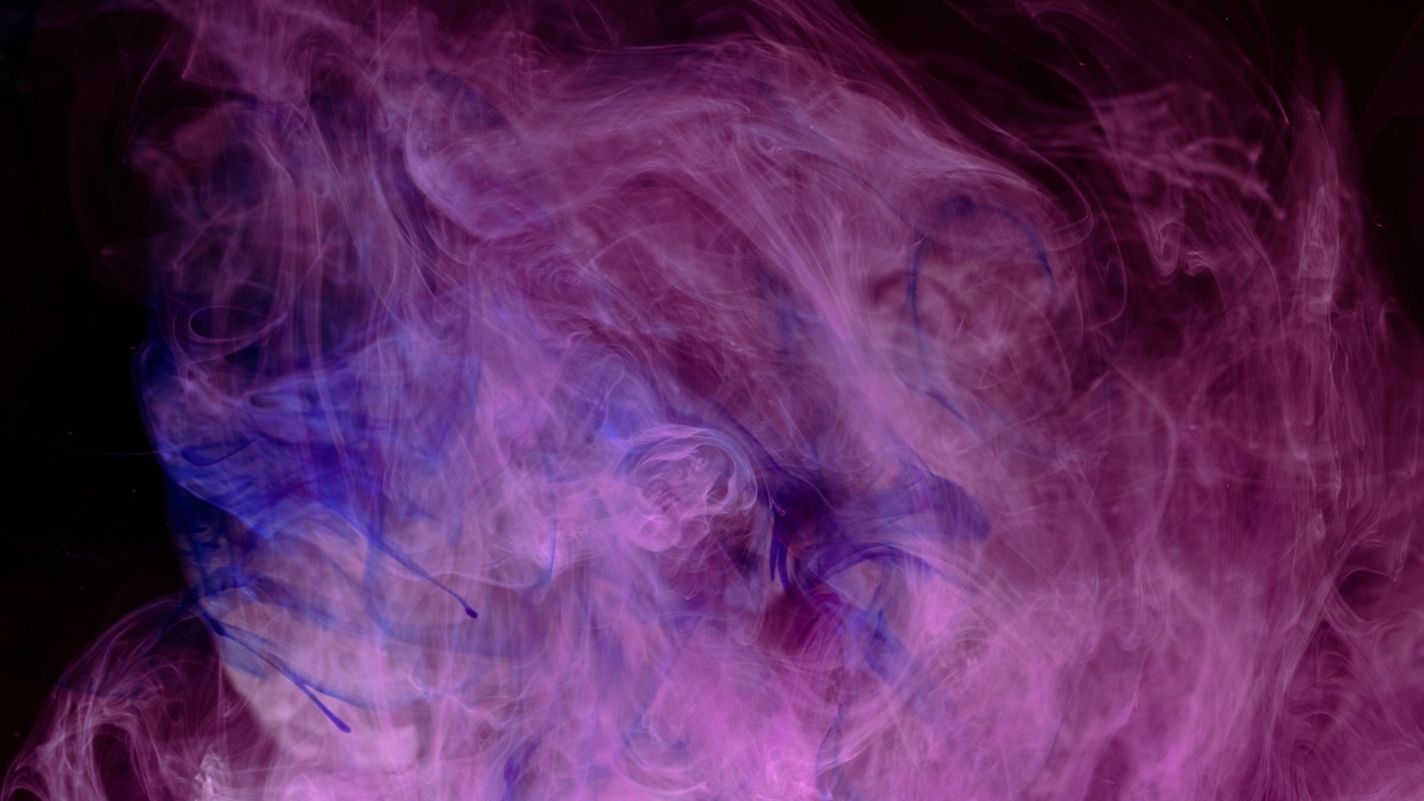 Розовый дым на черном фоне