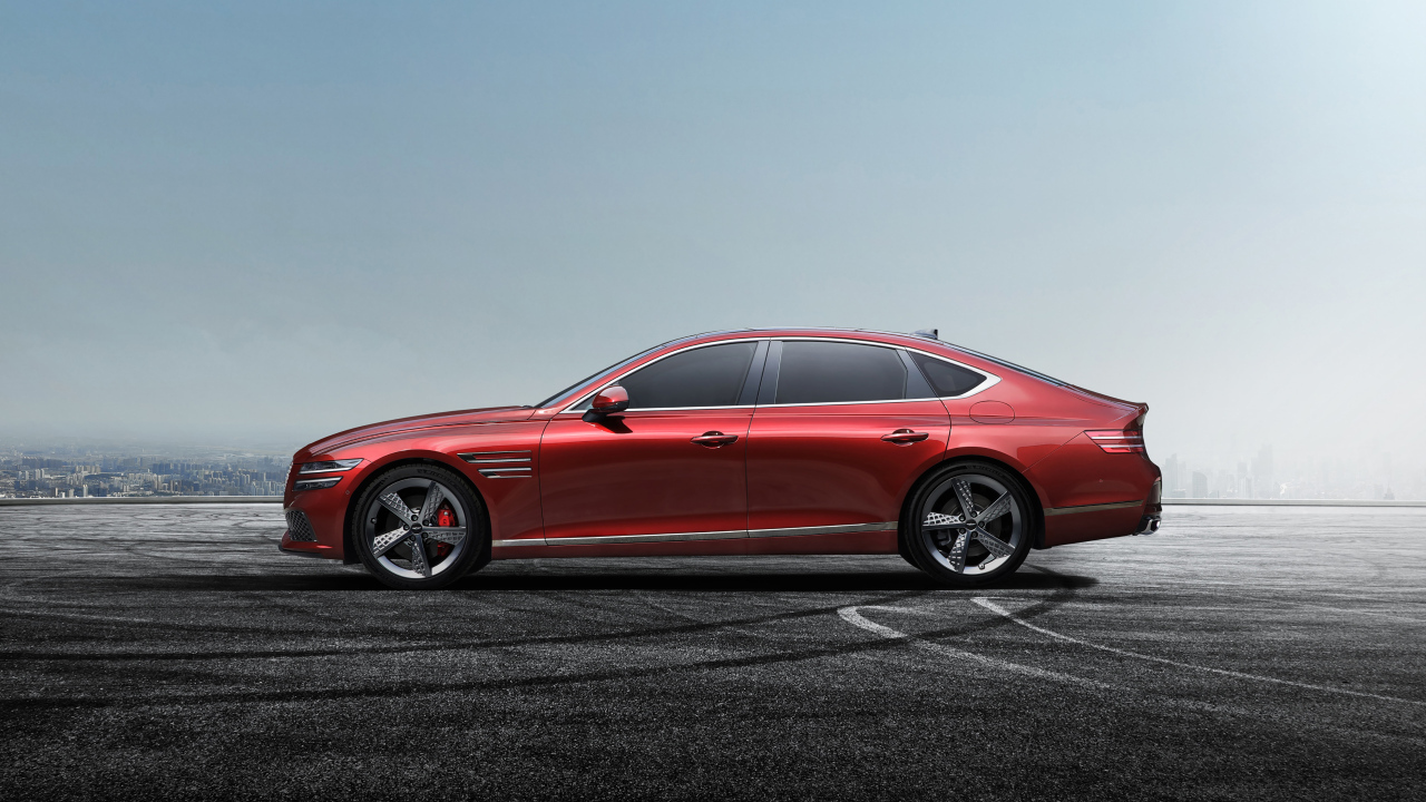 Автомобиль Genesis G80 Sport 2022 года вид сбоку