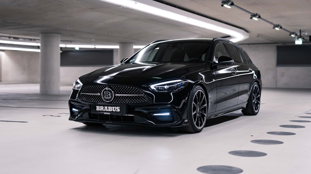 Черный стильный автомобиль  Brabus D30 Estate