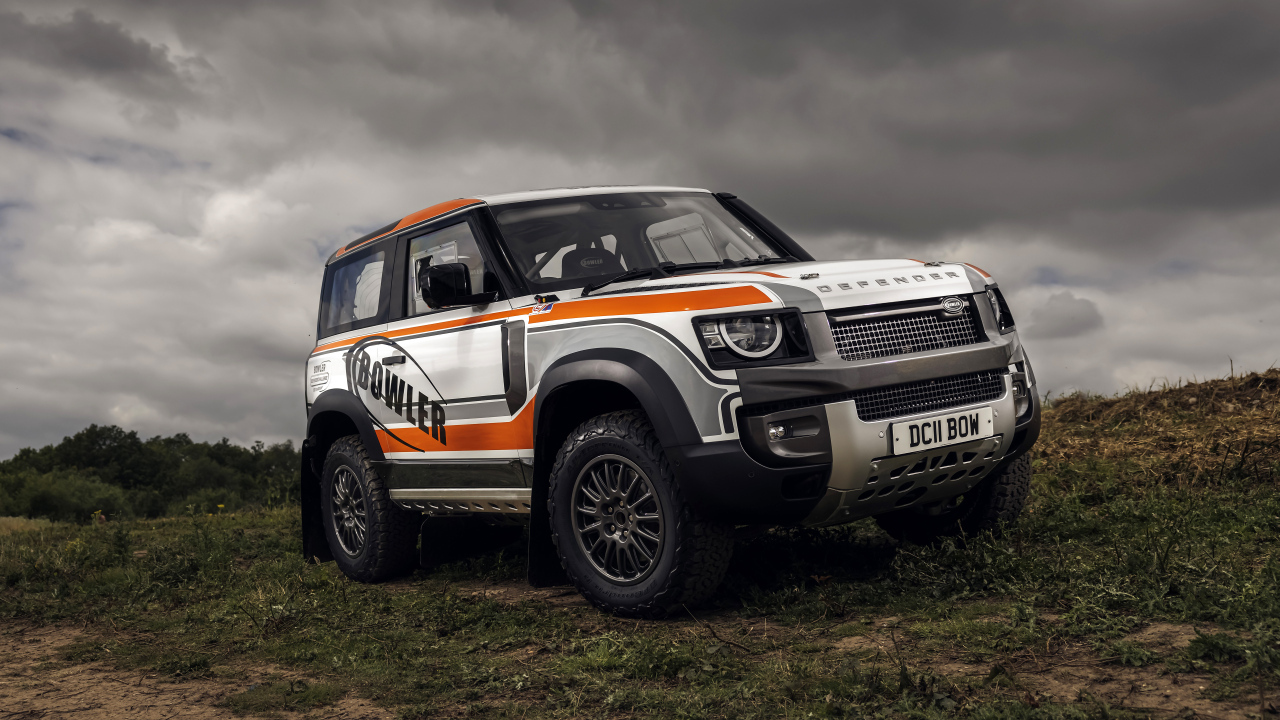 Большой внедорожник  Defender Challenge Car 2022 года на фоне грозового неба 