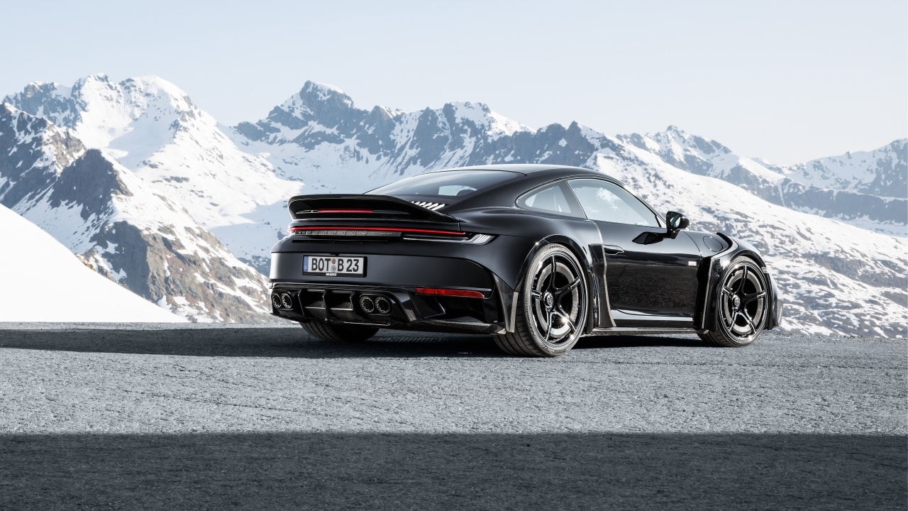 Вид сзади на автомобиль  Brabus 900 Rocket R