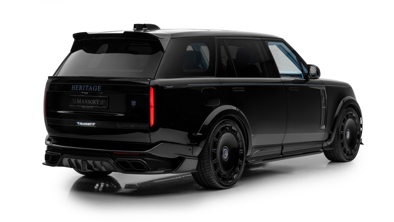 Вид сзади на черный внедорожник Mansory Range Rover SV LWB Heritage 2023 года