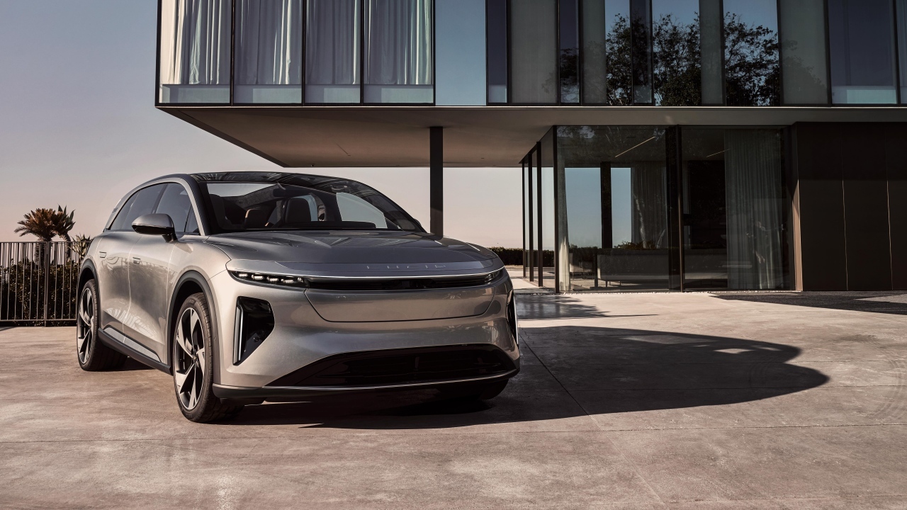 Серебристый внедорожник Lucid Gravity 2025 года