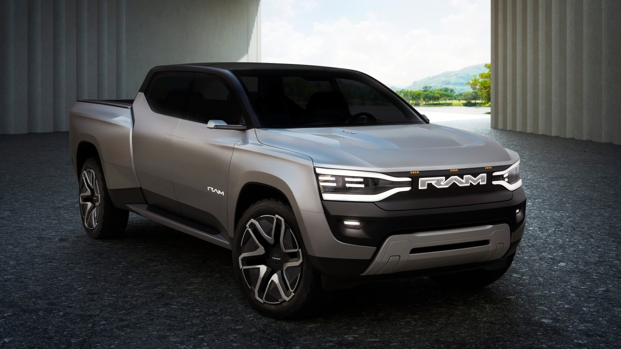 Серебристый Ram 1500 Revolution BEV Concept 2023 вид спереди