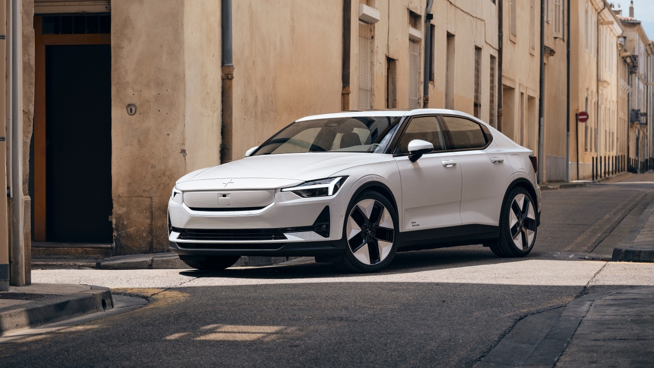 Белый автомобиль Polestar 2 2023 года