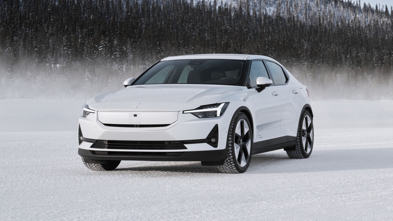 Белый автомобиль Polestar 2 на снегу