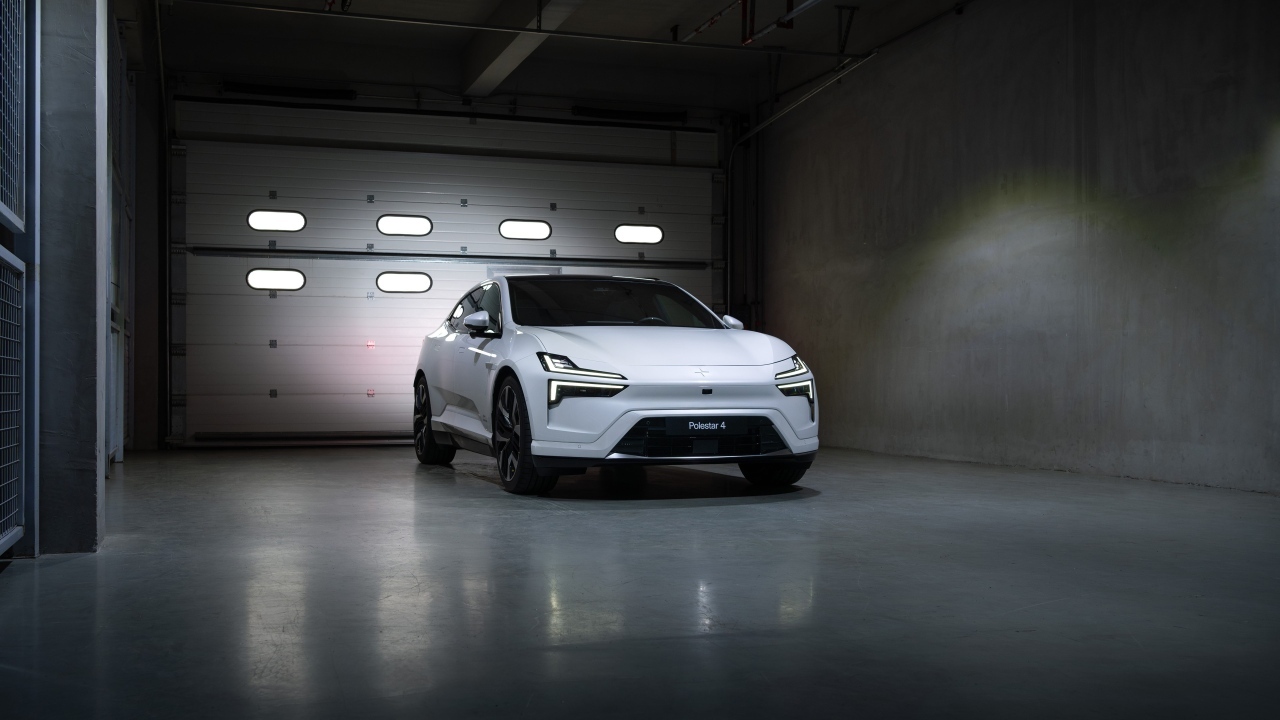 Белый автомобиль Polestar 4